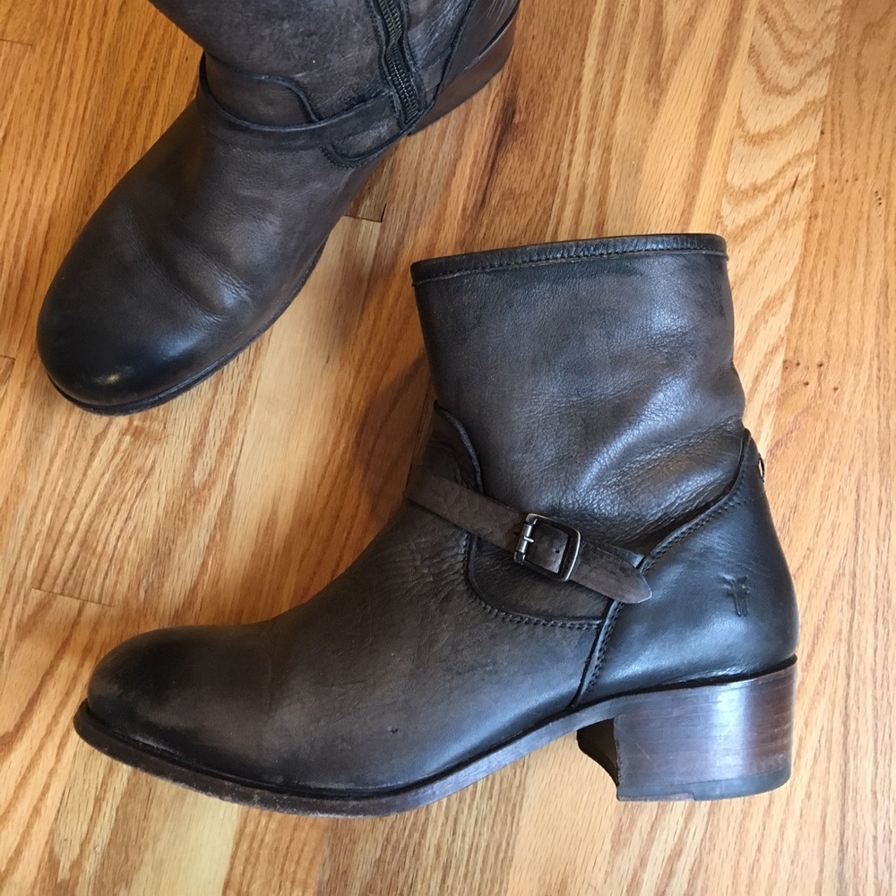 Frye Lynn short strap boots size 10 Smoke